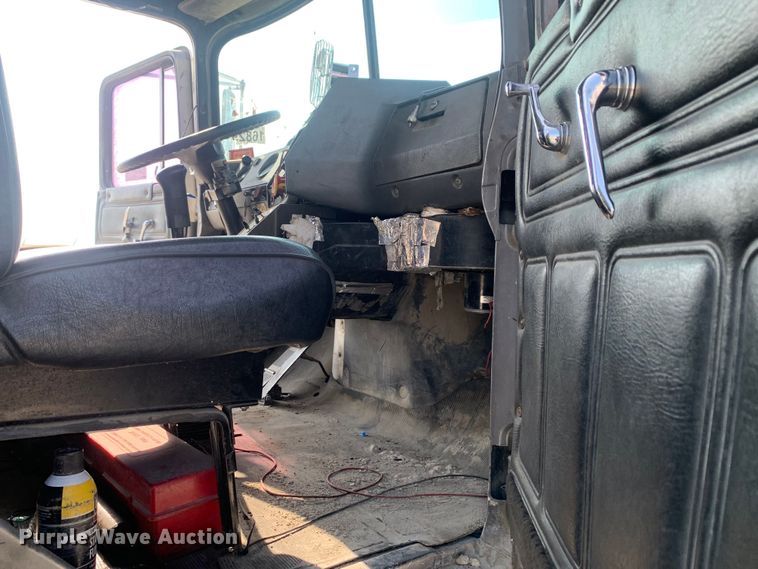 image for item DM7851 1991 Mack RD690S semi truck