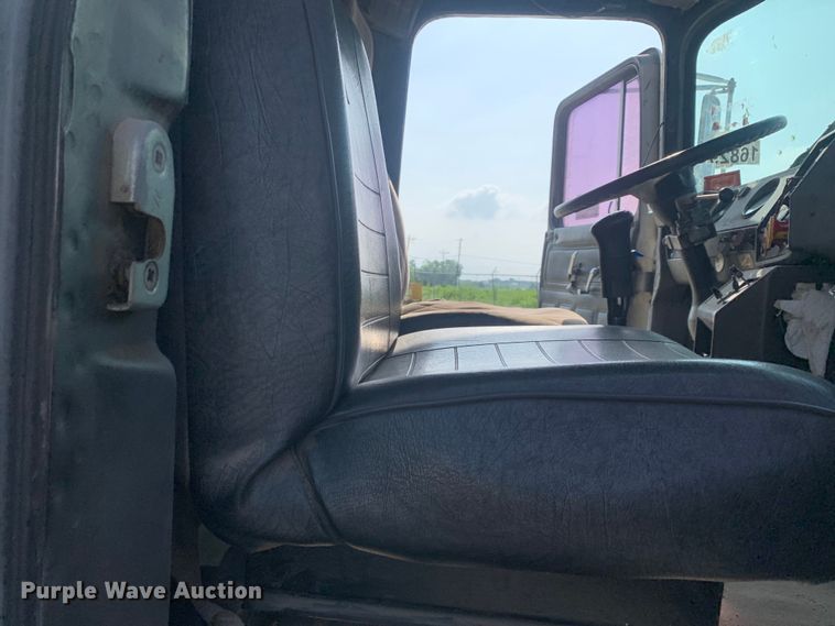 image for item DM7851 1991 Mack RD690S semi truck