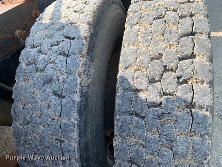 image for item DM7851 1991 Mack RD690S semi truck