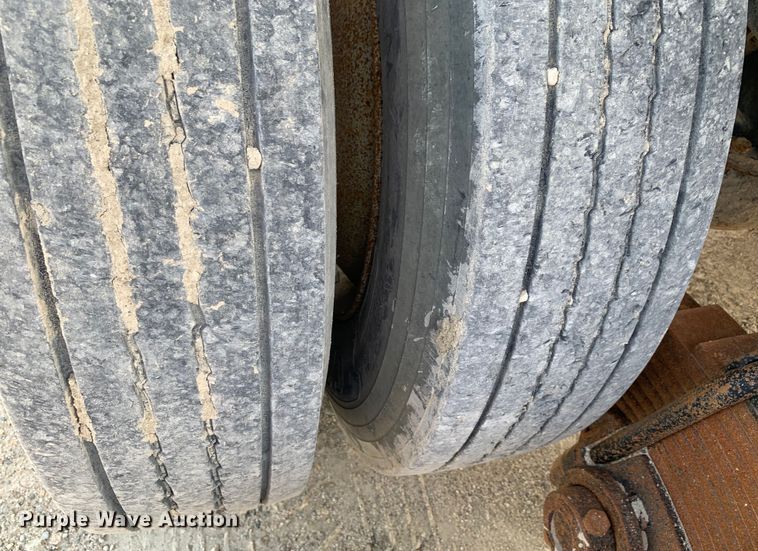 image for item DM7851 1991 Mack RD690S semi truck