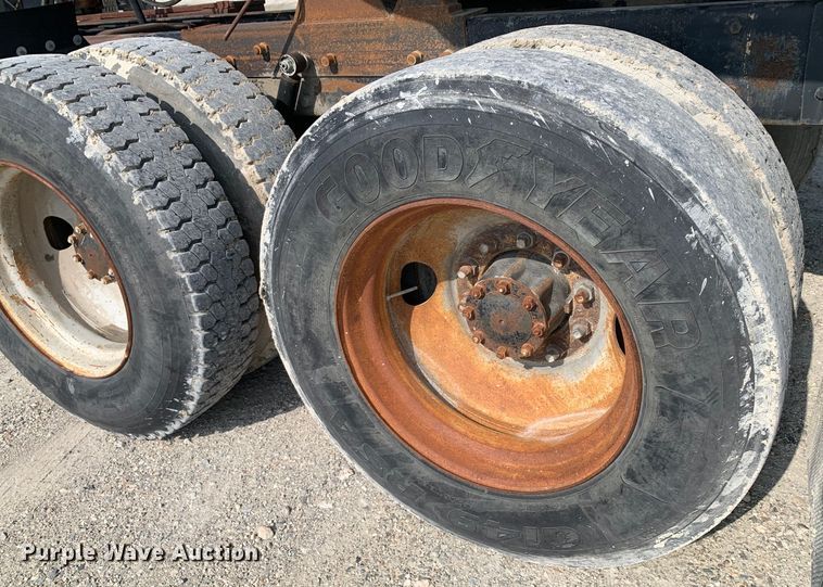 image for item DM7851 1991 Mack RD690S semi truck