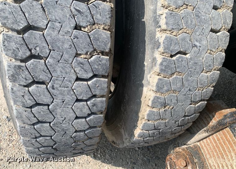 image for item DM7851 1991 Mack RD690S semi truck