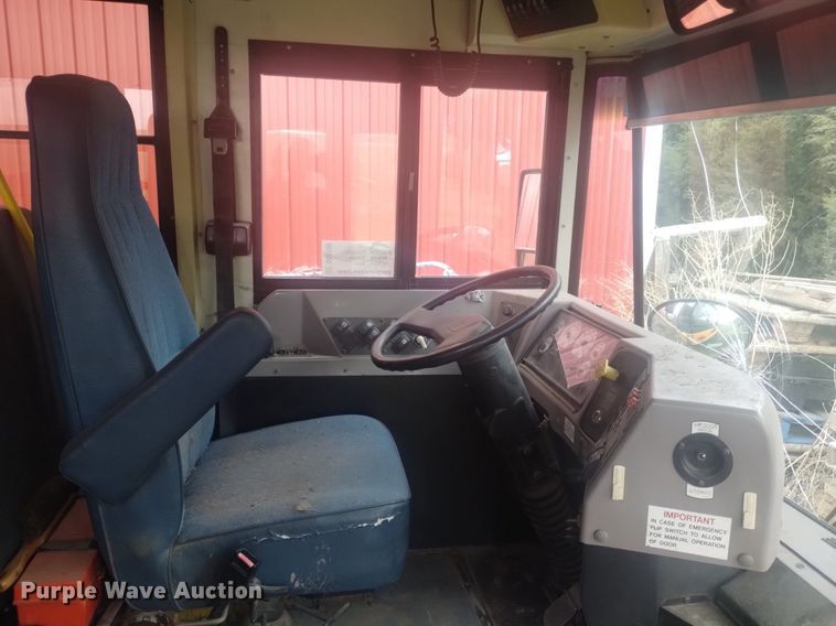 image for item DQ6100 2002 International school bus