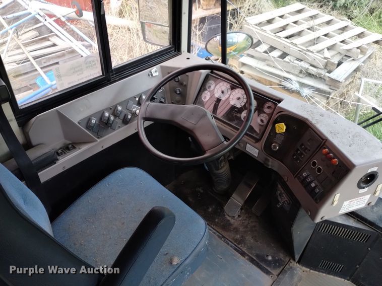 image for item DQ6100 2002 International school bus