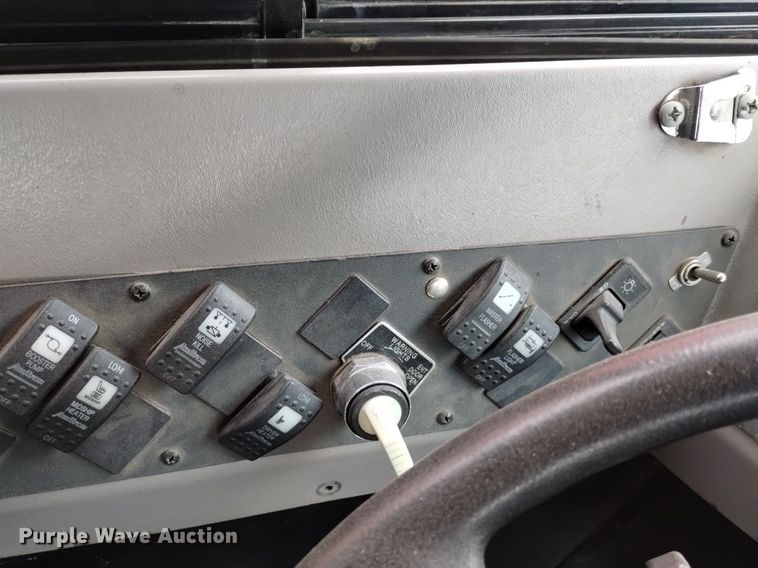 image for item DQ6100 2002 International school bus