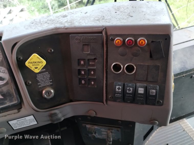 image for item DQ6100 2002 International school bus