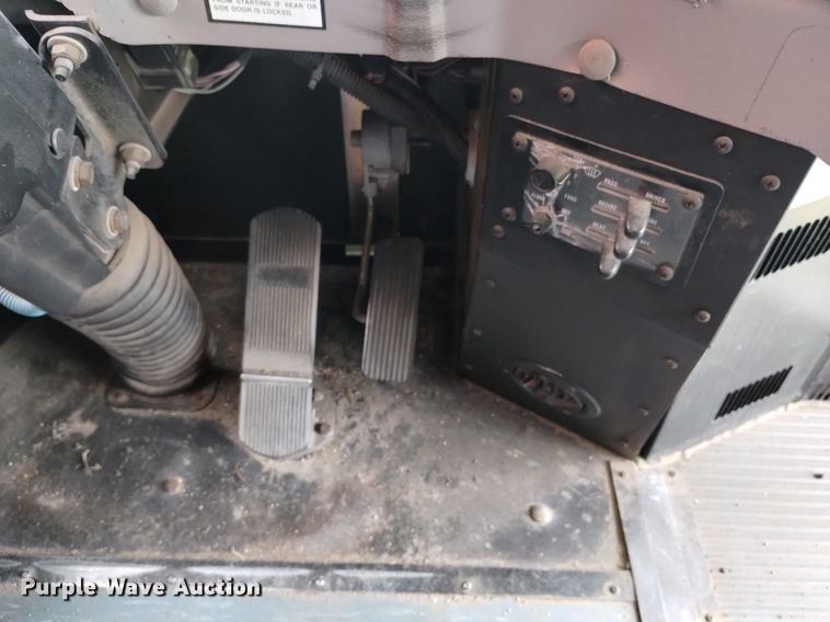 image for item DQ6100 2002 International school bus