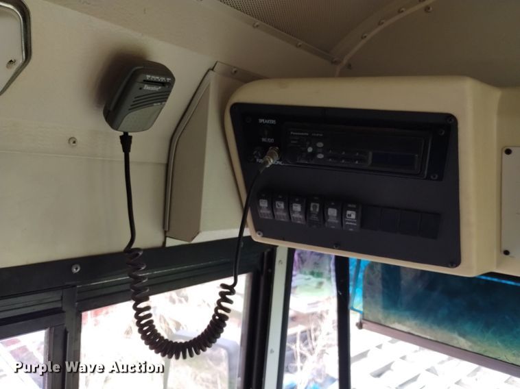 image for item DQ6100 2002 International school bus