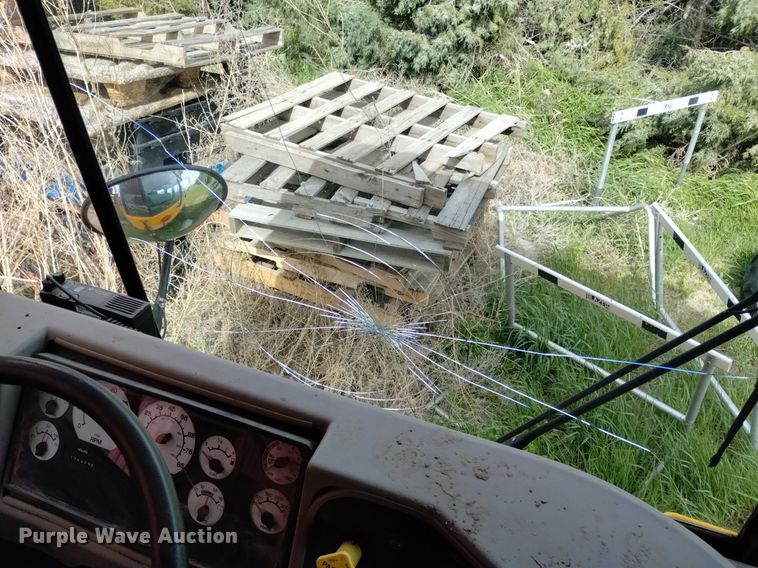 image for item DQ6100 2002 International school bus