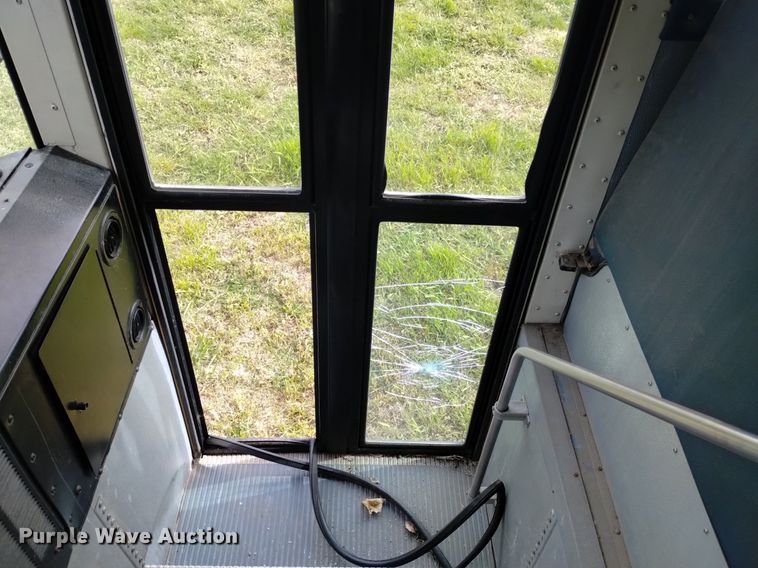 image for item DQ6100 2002 International school bus