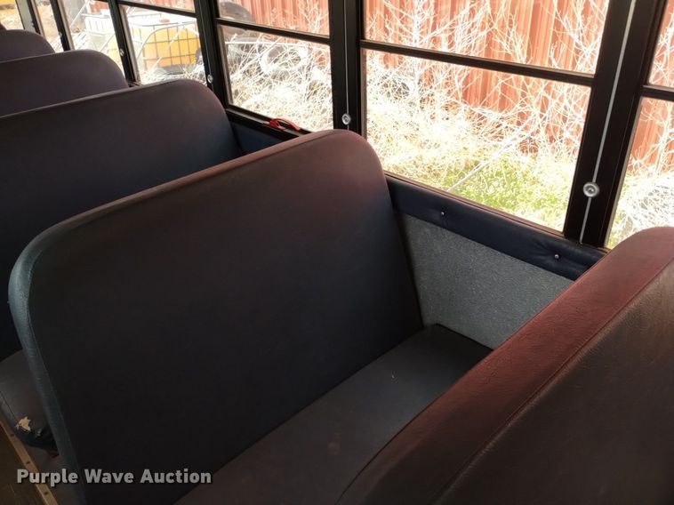 image for item DQ6100 2002 International school bus