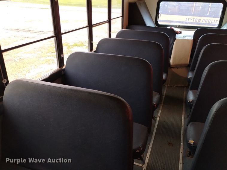 image for item DQ6100 2002 International school bus