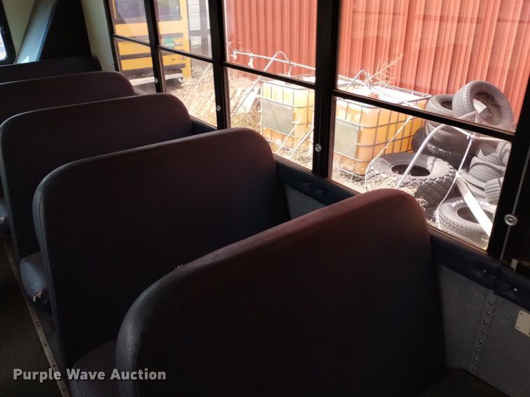 image for item DQ6100 2002 International school bus