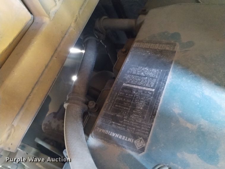 image for item DQ6100 2002 International school bus