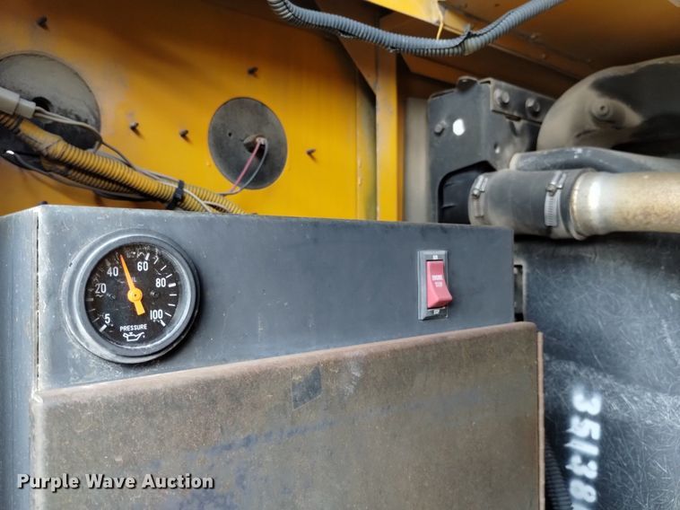 image for item DQ6100 2002 International school bus