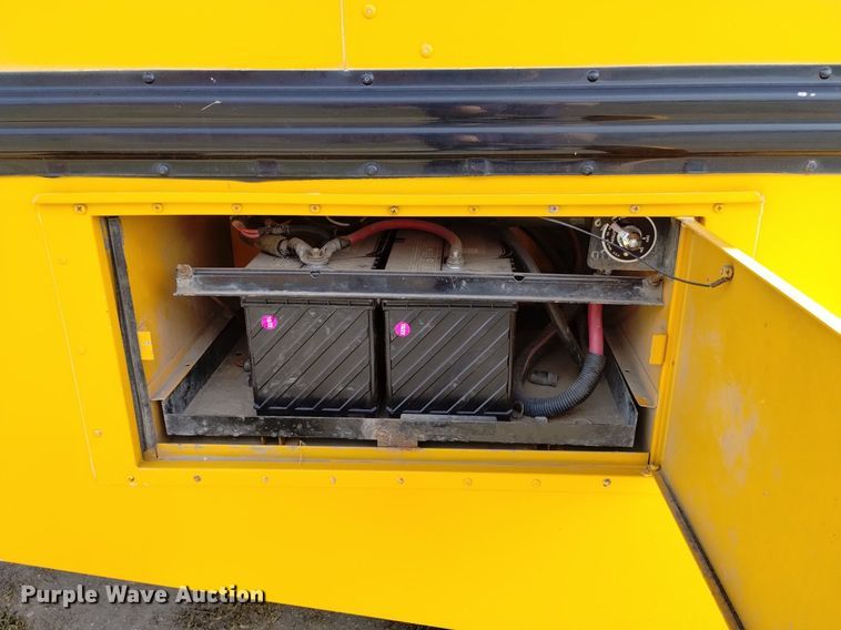 image for item DQ6100 2002 International school bus