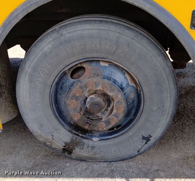 image for item DQ6100 2002 International school bus