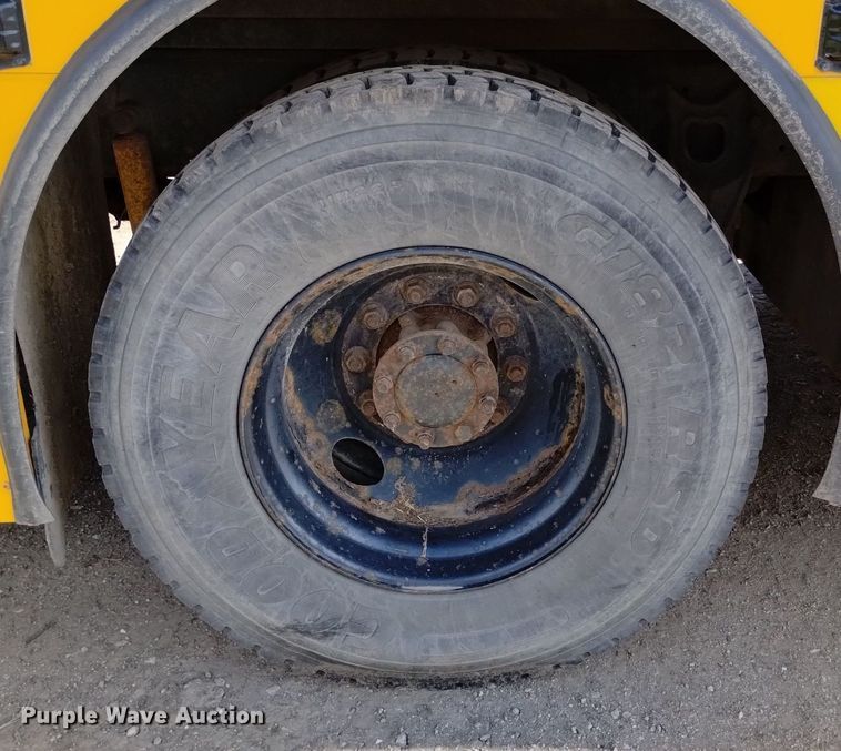 image for item DQ6100 2002 International school bus