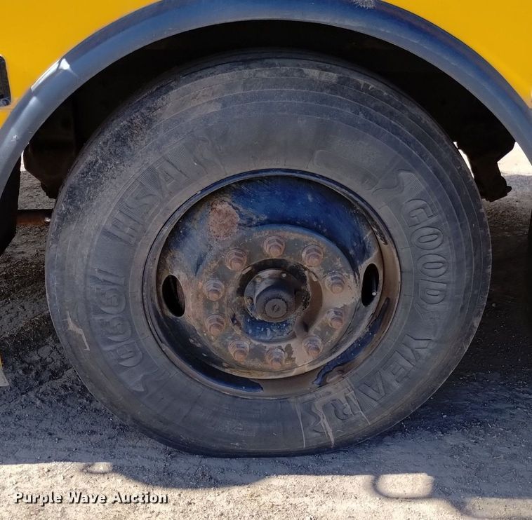 image for item DQ6100 2002 International school bus