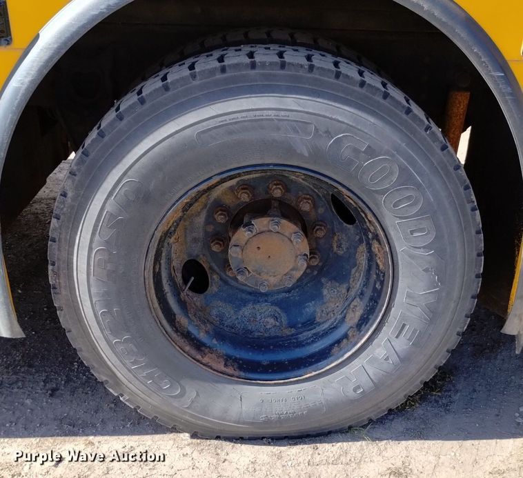 image for item DQ6100 2002 International school bus