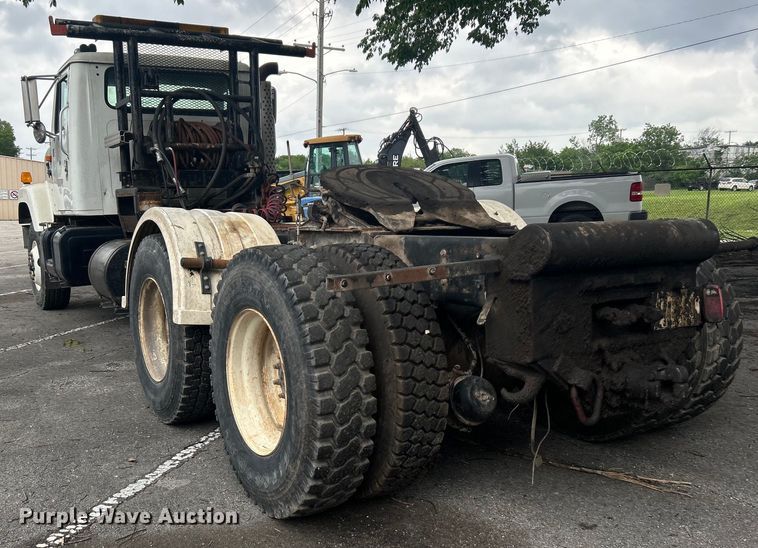 image for item EG0353 1998 International 2574  winch truck