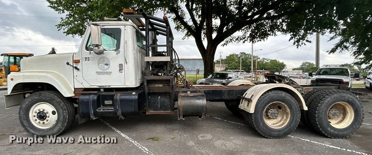 image for item EG0353 1998 International 2574  winch truck