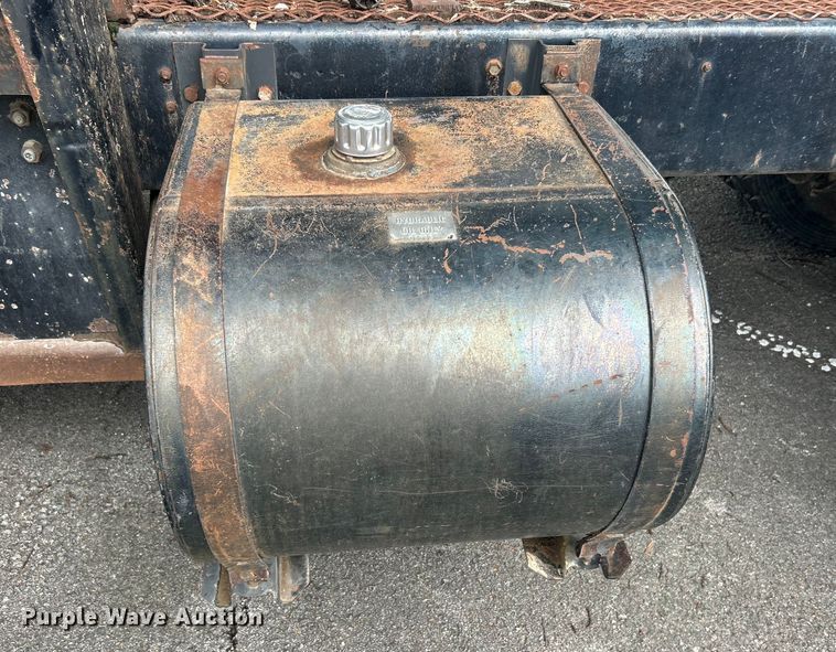 image for item EG0353 1998 International 2574  winch truck