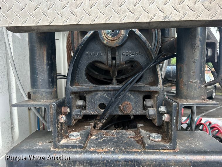 image for item EG0353 1998 International 2574  winch truck