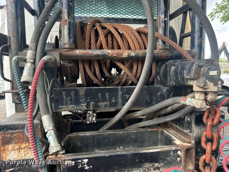 image for item EG0353 1998 International 2574  winch truck