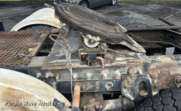 image for item EG0353 1998 International 2574  winch truck