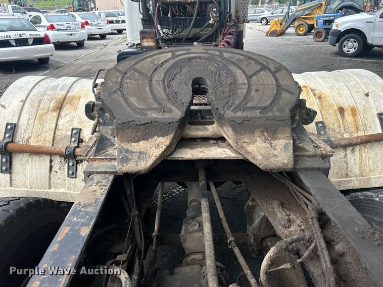 image for item EG0353 1998 International 2574  winch truck