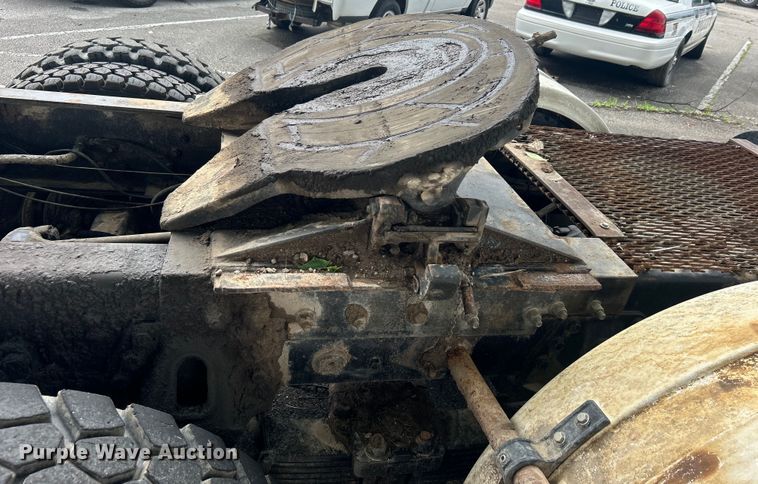 image for item EG0353 1998 International 2574  winch truck