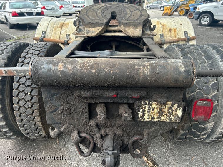 image for item EG0353 1998 International 2574  winch truck