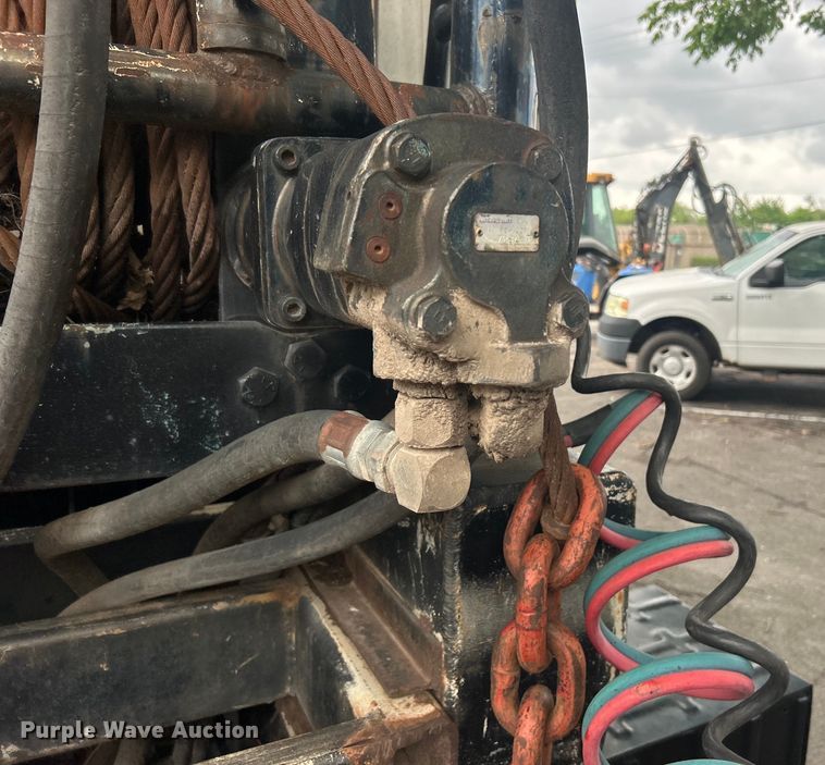 image for item EG0353 1998 International 2574  winch truck