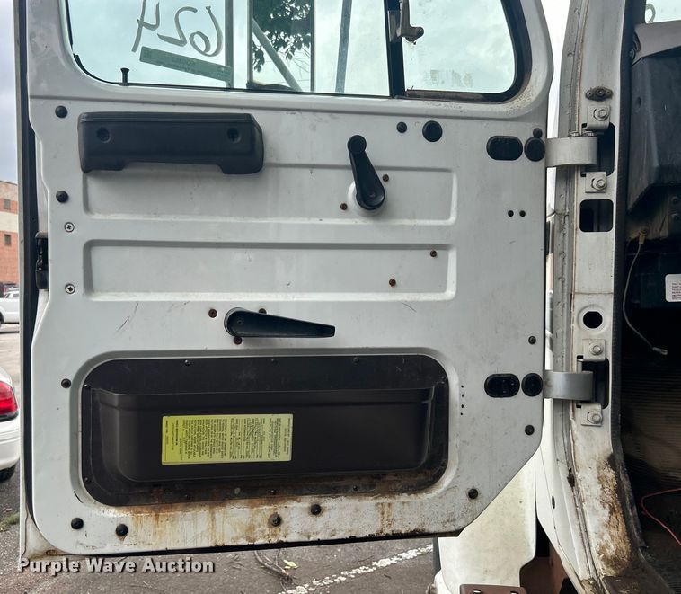 image for item EG0353 1998 International 2574  winch truck