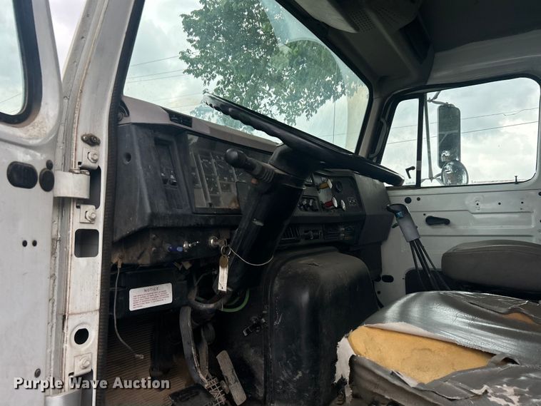 image for item EG0353 1998 International 2574  winch truck