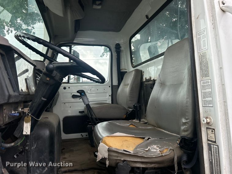 image for item EG0353 1998 International 2574  winch truck