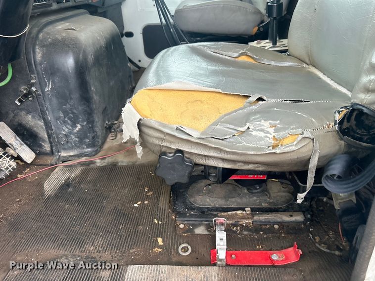 image for item EG0353 1998 International 2574  winch truck