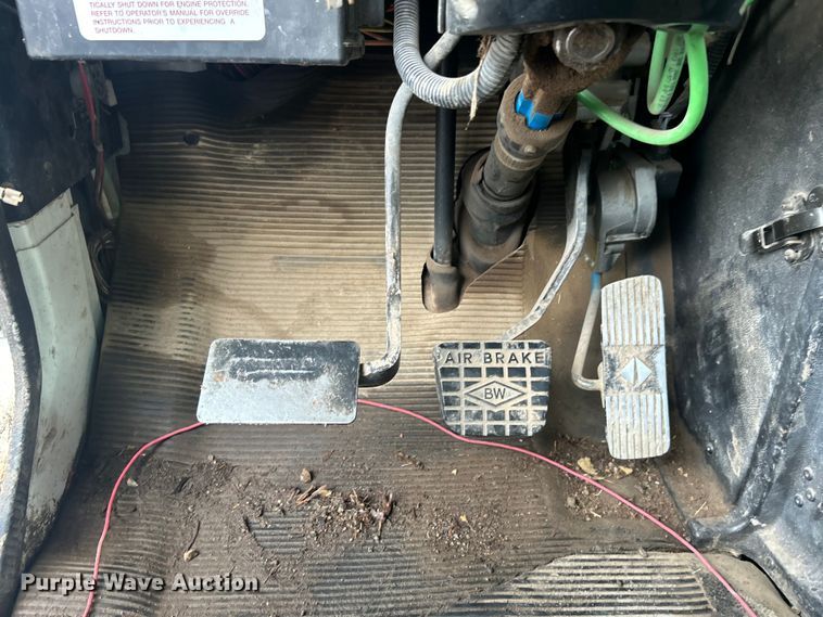 image for item EG0353 1998 International 2574  winch truck