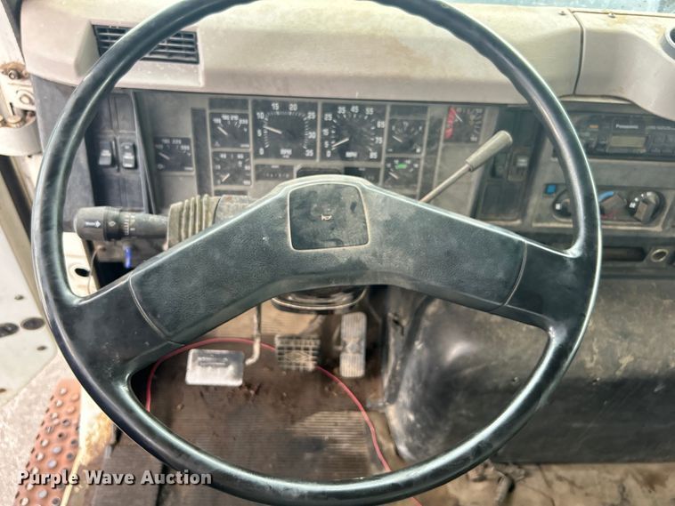 image for item EG0353 1998 International 2574  winch truck