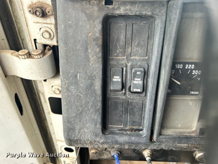 image for item EG0353 1998 International 2574  winch truck