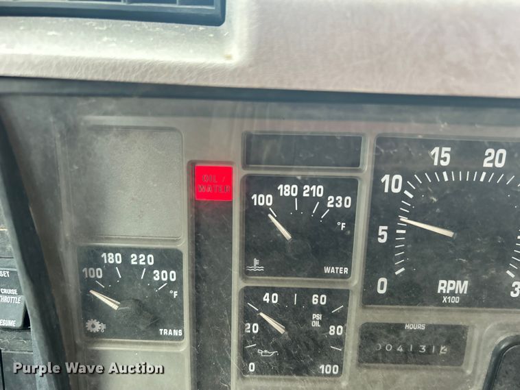 image for item EG0353 1998 International 2574  winch truck