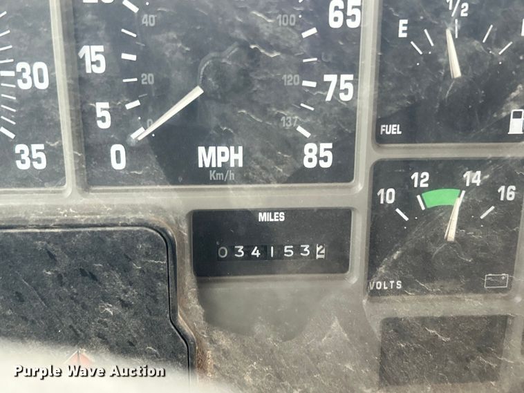 image for item EG0353 1998 International 2574  winch truck