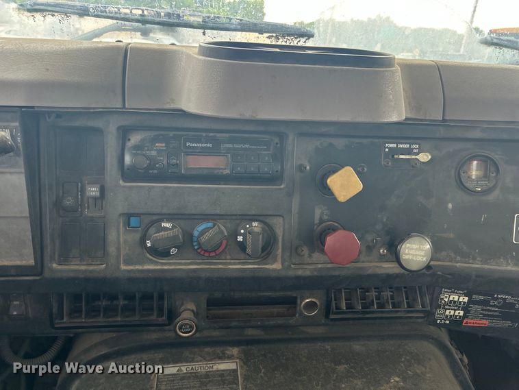 image for item EG0353 1998 International 2574  winch truck