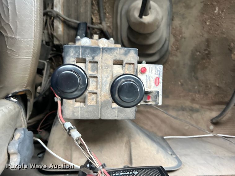 image for item EG0353 1998 International 2574  winch truck