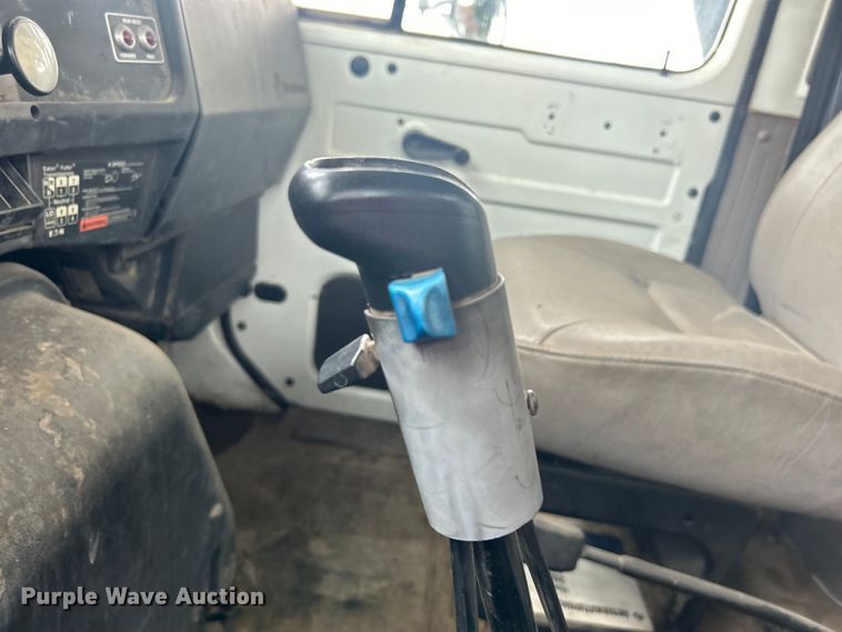 image for item EG0353 1998 International 2574  winch truck