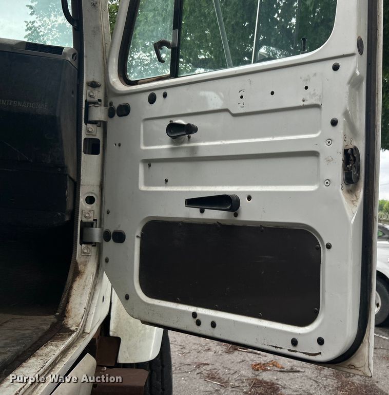 image for item EG0353 1998 International 2574  winch truck