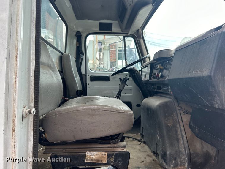 image for item EG0353 1998 International 2574  winch truck