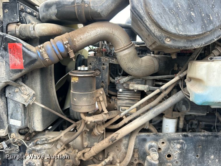 image for item EG0353 1998 International 2574  winch truck