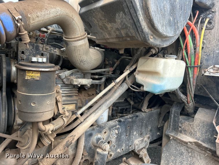 image for item EG0353 1998 International 2574  winch truck